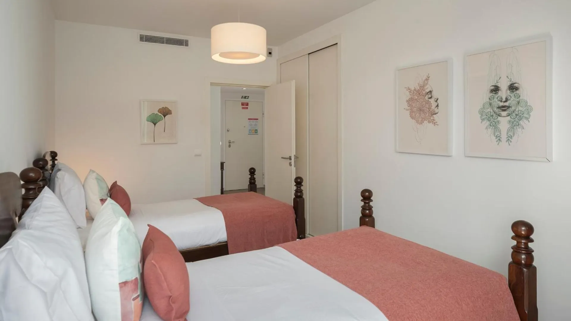 פונשל The Plaza Apartment By An Island Apart