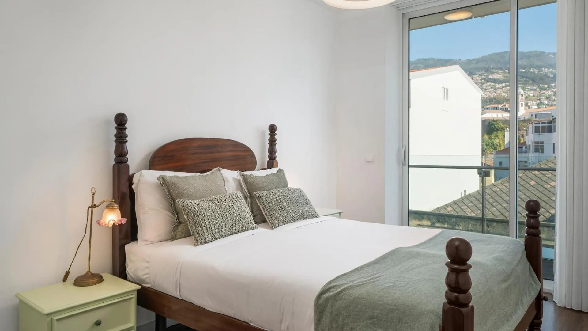 פונשל The Plaza Apartment By An Island Apart